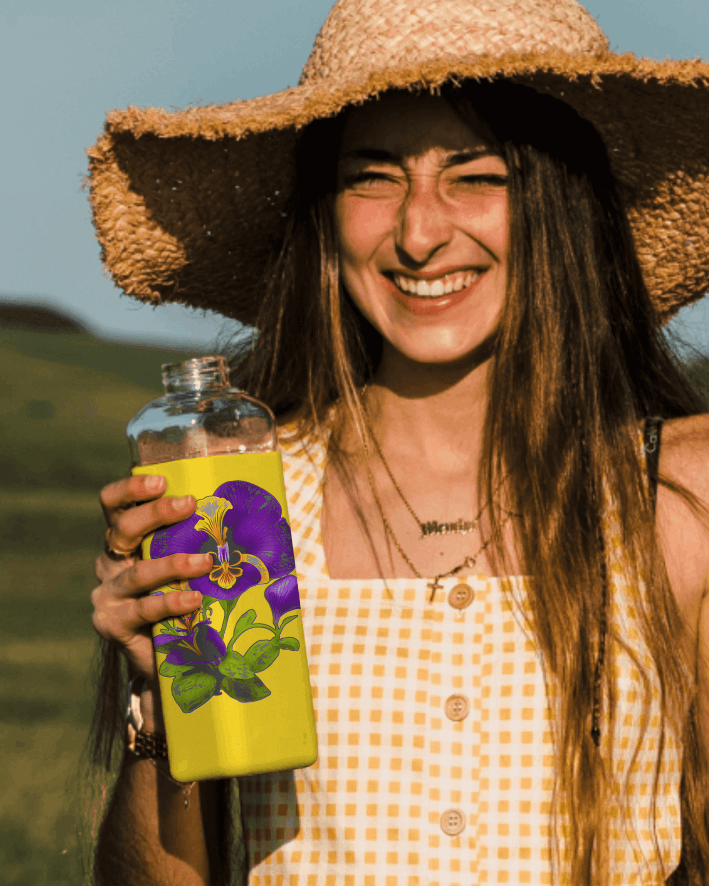 violet flower mockup bottiglia